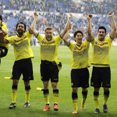 Dortmund s team mates celebrate after winning the German first division Bundesliga soccer match between Schalke 04 and Borussia Dortmund Saturday April 14 2012 in Gelsenkirchen Germany AP Photo Frank Augstein Futebol,Campeonato Alemão,campeão,Borussia Dortmund