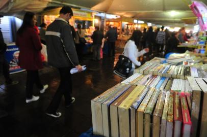 Primeiro dia da Feira do Livro de Santa Maria realizada na praca Saldanha Marinho feira,livro,leitura,feira do livro,santa maria,2012,feira do livro 2012,praça saldanha marinho