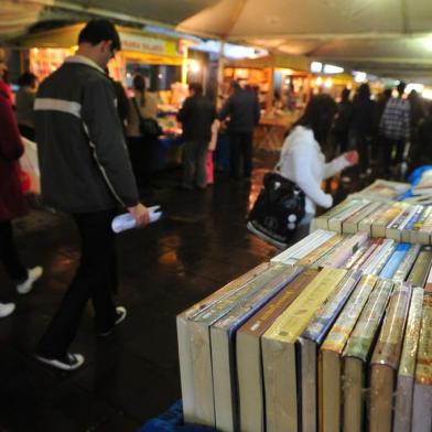 Primeiro dia da Feira do Livro de Santa Maria realizada na praca Saldanha Marinho feira,livro,leitura,feira do livro,santa maria,2012,feira do livro 2012,praça saldanha marinho