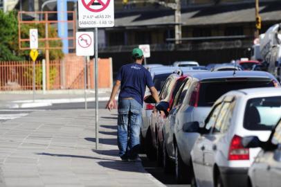 Flanelinhas descumprem a lei flanelinhas,estacionamento,dinheiro,tiquete,motorista