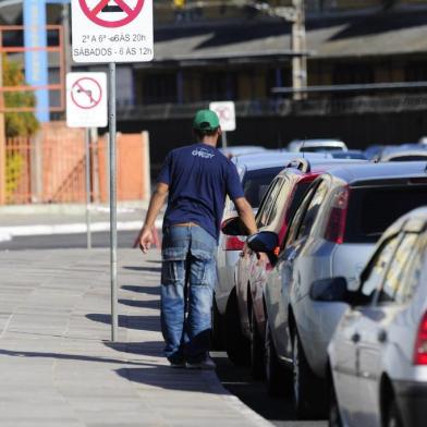 Flanelinhas descumprem a lei flanelinhas,estacionamento,dinheiro,tiquete,motorista