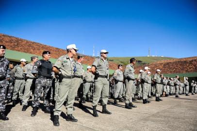 REFORCO POLICIAL Como forca tarefa tentara conter alta de assassinatos Duzentos PMs deslocados do interior agirao contra trafico armas e foragidos Os 200 Pms foram apresentados hoje na Academia da Policia Militar soldado,brigadiano,brigada militar,brigadianos,soldados,reforço,polícia,policial militar,quartel,policiais militares