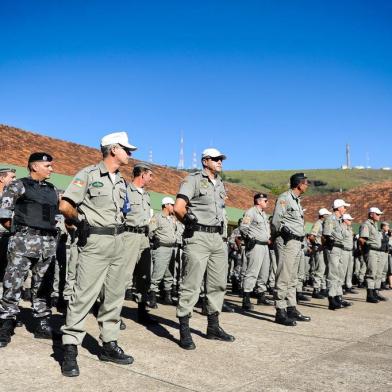 REFORCO POLICIAL Como forca tarefa tentara conter alta de assassinatos Duzentos PMs deslocados do interior agirao contra trafico armas e foragidos Os 200 Pms foram apresentados hoje na Academia da Policia Militar soldado,brigadiano,brigada militar,brigadianos,soldados,reforço,polícia,policial militar,quartel,policiais militares