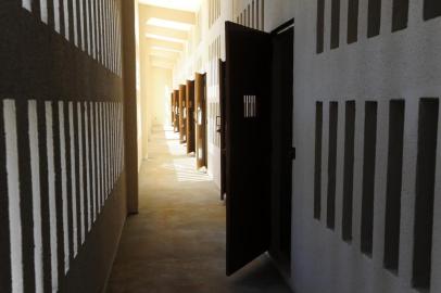 Depois de passar pela Penitenciaria Estadual do Jacui e pela Penitenciaria Modulada de Charqueadas uma comissao formada por integrantes da OAB RS do conselhos regionais de Medicina Cremers e Engenharia e Agronomia Crea RS e da Associacao dos Juizes do Rio Grande do Sul Ajuris visitou nesta quinta feira as obras da futura Penitenciaria Estadual de Arroio dos Ratos zol,penitenciária,arroio dos ratos,vistoria,oab,cremers,crea,ajuris,presídios