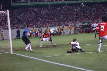 Friolin Inter gol Tinga 1 Internacional e Sao Paulo jogam a ultima partida da Copa Libertadores da America 2006 no estadio Beira Rio em Porto Alegre O Sao Paulo ja foi campeao tres vezes enquanto o Inter vai em busca da sua primeira conquista Tinga E em jogada com Fernandao faz 2 a 1 Inter fernandão,beira rio,copa libertadores da américa,decisão,estádio beira rio,final,futebol,gol,inter,inter x são paulo,internacional,libertadores 26,tinga,g7cinemal