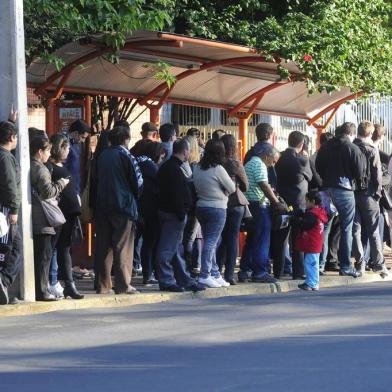 Paralisacao dos metroviarios deixa milhares de pessoas esperando onibus em paradas proximo a estacoes de Canoas parada,ônibus,transporte,canoas,paralisação,metroviários,passageiros,trensurb,estação