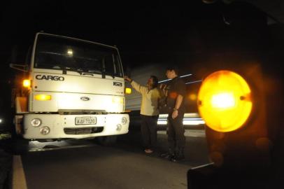 Caminhao encontrado na freeway Km 64 gracas ao Rastreador veicular na foto com segurancas privados o proprietario do veiculo Luiz carlos Dos Santos castro caminhão encontrado,rastreador veicular,rastreador veicular impede roubo,luiz carlos dos santos castro