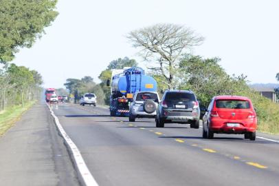 Movimento e tranquilo nesta manha na BR 290 movimento,trânsito,veículos,br-290,feriado,fluxo,estrada,rodovia,07/06/2012