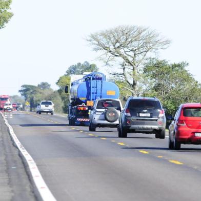 Movimento e tranquilo nesta manha na BR 290 movimento,trânsito,veículos,br-290,feriado,fluxo,estrada,rodovia,07/06/2012