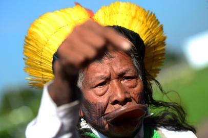 Brazilian s indian Raoni chief speaks with journalist about his request as Rio 20 environmental summit started in Rio de Janeiro on June 14 2012 The UN Conference on Sustainable Development opened Wednesday launching a new round of debate on the future of the planet its resources and people 20 years after the first Earth Summit Chefe Raoni fala com o jornalista sobre o seu pedido no Rio 20 sobre o futuro do planeta seus recursos e pessoas chefe raoni,rio + 20,índio