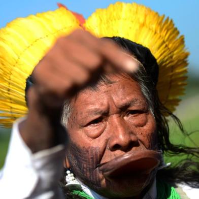 Brazilian s indian Raoni chief speaks with journalist about his request as Rio 20 environmental summit started in Rio de Janeiro on June 14 2012 The UN Conference on Sustainable Development opened Wednesday launching a new round of debate on the future of the planet its resources and people 20 years after the first Earth Summit Chefe Raoni fala com o jornalista sobre o seu pedido no Rio 20 sobre o futuro do planeta seus recursos e pessoas chefe raoni,rio + 20,índio