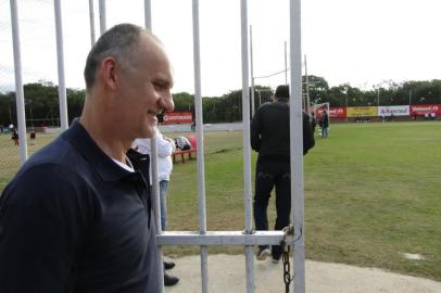 Ex goleiro do Inter e da Selecao Taffarel observa treino do Inter no gramado suplementar C em 19 de junho de 2012 Taffarel,ex-goleiro,treino,Inter,Beira-Rio,19062012