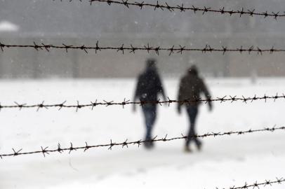 Visitors pass a fence in the former Nazi concentration camp Sachsenhausen in the city of Oranienburg north of Berlin Germany Wednesday Jan 27 2010 On the occasion of Holocaust remembrance day camp survivors and guests commemorated the victims of Nazi dictatorship AP Photo dapd Sven Kaestner holocausto,nazismo,auschwitz,campo de concentração,berlim,oranienburg