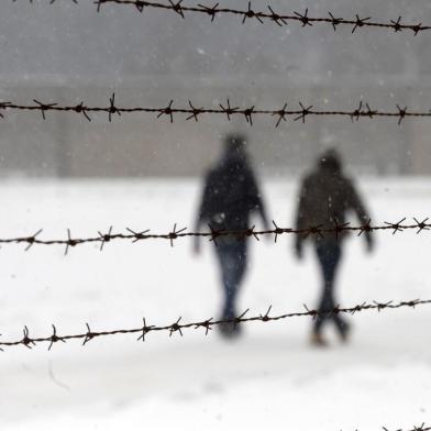 Visitors pass a fence in the former Nazi concentration camp Sachsenhausen in the city of Oranienburg north of Berlin Germany Wednesday Jan 27 2010 On the occasion of Holocaust remembrance day camp survivors and guests commemorated the victims of Nazi dictatorship AP Photo dapd Sven Kaestner holocausto,nazismo,auschwitz,campo de concentração,berlim,oranienburg