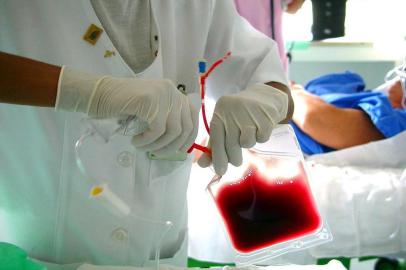 Enfermeiro coletando sangue no Hospital de Clinicas de Porto Alegre PAGINA 01 Fonte Divulgacao Fotografo Clovis Prates hemocentro,doação,sangue,hospital,hospital de clínicas,bolsa de sangue,medula óssea,banco de sangue,coleta de sangue,enfermeiro