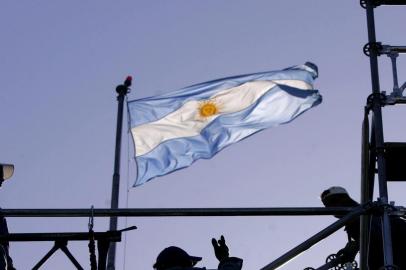 PAGINA 52 Preparativos para a posse da presidenta da Argentina Cristina Fernandez de Kirchner Workers install a stage for the inauguration ceremony of Cristina Fernandez as president of Argentina in Buenos Aires Sunday Dec 9 2007 Fernandez will start her four year term on Monday as Argentina s first elected woman leader AP Photo Jorge Saenz Fonte AP Fotografo Jorge Saenz argentina,bandeira,bandeira argentina,presidente,Cristina Fernández de Kirchner,Cristina Kirchner,posse,preparativo,presidenta