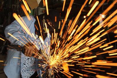 A Thai worker welds a joint of a steel gate in Bangkok Thailand Thursday July 5 2012 in Bangkok Thailand Um trabalhador tailandes solda conjunta de um portao de aco em Bangkok Tailandia trabalhador,tailandês,solda,bangkok,tailândia