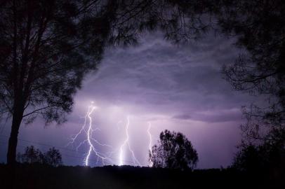 Lightning cracks through the sky over El Dorado and Amador county near Sacramento Calif in the early morning Monday July 23 2012 Relampago rachaduras atraves do ceu sobre El Dorado e do condado Amador perto de Sacramento California no inicio da manha segunda feira AP Photo The Sacramento Bee Randall Benton relâmpago,el dorado,sacramento,califórnia,raio