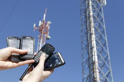 O Diario foi fazer o teste do sinal dos celulares na cidade Circulamos de Norte a Sul e de Leste a Oeste para verificar o funcionamento das operadoras Claro Oi Tim e Vivo Mesmo perto de algumas torres o sinal ficava comprometido celulares,celular,telefone celular,teste do celular,operadoras,telefonia,operadoras de celular,Oi,Tim,Vivo,Claro,Santa Maria 2012