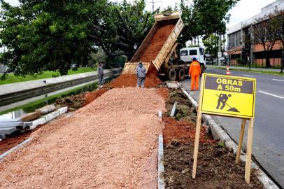 PORTO ALEGRE RS BRASIL 01 08 2012 9 00 Ciclivia obras na Ipiranga proximo ao shoping Praia de Belas Foto Emilio Pedroso Zero Hora obras da copa do mundo,obras da copa,ciclovia,ciclovia da ipiranga,trabalhadores