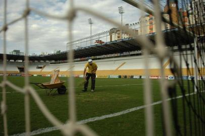 Marcacao da linhas de campo e tratamento da grama do estadio Heriberto Hulse em Criciuma tigre,criciúma,estádio,heriberto hülse