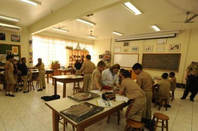 Colegio Militar de Santa Maria com a melhor nota do Ideb ostenta uma estrutura com sete laboratorios e varias atividades extra curriculares aos alunos de bom desempenho Na Escola Estadual Marechal Rondon os professores tentam suprir os problemas sociais que atingem boa parte dos alunos ideb,notas,santa maria,colégio militar,escola marechal rondon,professores,educação