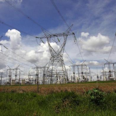 Desligamento de 5 linhas causou apago diz Eletrobrs Subestacao de Furnas em Itabera SP nesta quarta feira As linhas de corrente alternada que apresentaram problemas ontem foram duas que vao de Ivaipora PR a Itabera SP e uma terceira que vai de Itabera a Tijuco Preto SP O presidente da Eletrobras Jose Antonio Muniz Lopes disse hoje em entrevista a Agencia Estado que o total de cinco linhas de transmissao que trazem energia da hidreletrica de Itaipu para Sao Paulo se desligaram na noite de ontem causando o blecaute em varios Estados do Pais 11 11 2009 Foto EPITACIO PESSOA AGENCIA ESTADO AE Editoria CIDADES Local ITABERA Indexador EPITCIO PESSOA Fonte AGNCIA ESTADO Fotografo AGE itaberá,apagão,blecaute,eletrobrás,energia elétrica,usina,furnas