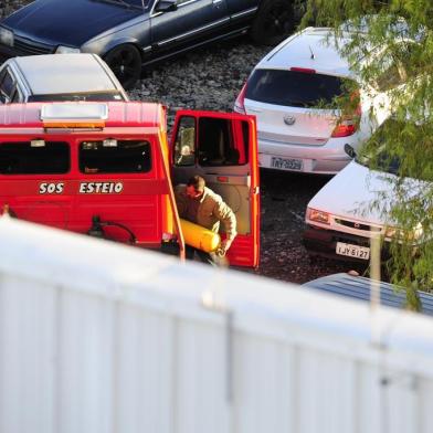 Carros sao roubados na SOS ESTEIO do DETRAN na sequencia de fotos o Fiat Uno do pedreiro Cladimir Goncalves de Oliveira e depenado por funcionarios do DETRAN roubam cilindros de gas bateria bancos roubo detran,detran,roubo,2012,sos esteio,carro roubado,depenado,vitima