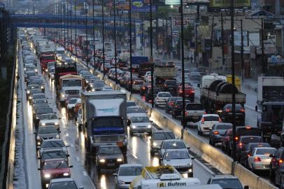 BR 116 motorista precisa de 1hora para passar pelos 15 km de lentidao no sentido Interior Capital de Esteio ate freeway Foto na altura da estacao Fatima do trensurb Congestionamento nos dois sentidos da rodovia trânsito,congestionamento,BR-116,canoas,Estação fátima,trensurb,lentidão