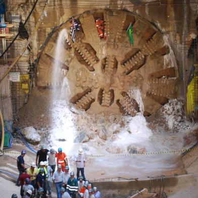  Túnel da Linha 4-Amarela, do metrô de São Paulo, é aberto com o uso da máquina Shield EPB ou tatuzão, em 2007.Crédito:Jair Pires/Metrô SP