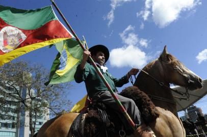 Mais de 40 entidades tradicionalistas passarão pela avenidaO tempo colaborou com o Desfile Farroupilha, que está sendo realizado desde as 8h30min, na Avenida Medianeira. Segundo a Brigada Militar, cerca de 5 mil pessoas prestigiam o evento - volume de público bem menor do que o esperado pelos organizadores, que calculavam plateia de 30 mil pessoas.