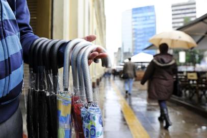  

PORTO ALEGRE, RS, BRASIL, 01-10-2012: Detalhe de guarda-chuvas e sombrinhas oferecidos pelo vendedor ambulante Marcos Paulo Silva, 24 anos, no Largo Glênio Peres, junto ao Mercado Público, na região central de Porto Alegre. Ele aproveita os dias de mau tempo para vender seus produtos. (Foto: Mateus Bruxel / Diário Gaúcho)