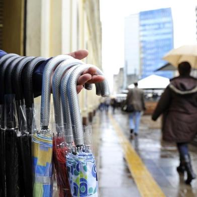  

PORTO ALEGRE, RS, BRASIL, 01-10-2012: Detalhe de guarda-chuvas e sombrinhas oferecidos pelo vendedor ambulante Marcos Paulo Silva, 24 anos, no Largo Glênio Peres, junto ao Mercado Público, na região central de Porto Alegre. Ele aproveita os dias de mau tempo para vender seus produtos. (Foto: Mateus Bruxel / Diário Gaúcho)