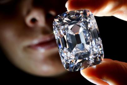  A model holds the Archduke Joseph historial diamond on October 3, 2012  during a Christies auction preview in Geneva. Once  part of the collection of the Archduke Joseph of Austria (1872-1962), the D color diamond, weighing 76,02 carats and mined at the legendary Indian Golkonda mine, is expected to reach between 15 million and 20 million US dollars at an auction on November 13 in Geneva.   Diamante Arquiduque Joseph de 76,02 quilates, extraídos da lendária mina Golkonda, durante uma pré-visualização de leilões Christie, em Genebra.Editoria: FINLocal: GenevaIndexador: FABRICE COFFRINISecao: business (general)Fonte: AFPFotógrafo: STF