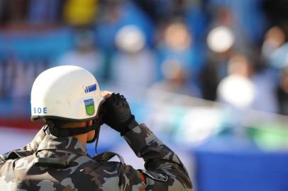  

Grenal no Beira Rio, válido pelo Campeonato Brasileiro 2010. Policial militar na segurança do evento.