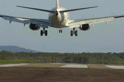 *** Emerson Souza - Aviao 2 ***Avião pousa e decola no Aeroporto.Corte de Arvores ainda não foi completado