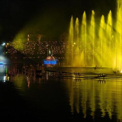  Nativitaten: ópera ao céu aberto, onde cantores líricos, posicionados sobre balsas, remontam à origem do Natal. Chafarizes de água desenham formas em meio a raios laser e fogos de artifício costuram os temas do início ao fim, numa comovente apresentação. Local: Lago Joaquina Rita Bier.