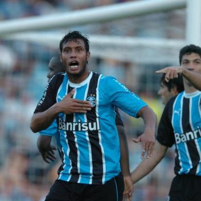 *** Fernando Gomes - GRE X BOTAFOGO 2 ***
Campeonato Brasileiro 2006- Brasileirão- Grêmio X Botafogo-Léo Lima bate no peito,  para mostrar que tem futebol à torcida gremista.