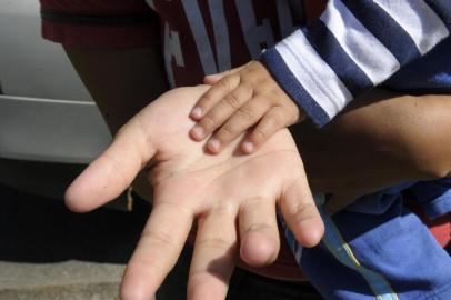  

Pai rapta o proprio filho no bairro Jardim Paraiso e abandona a noite em terreno próximo ao bambuzal na rua Tenente Antonio João, Bairro Bom retiro
Mãe e filho chagando ao fórum de Joinville