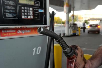  Distribuidora de combustíveis da Ipiranga, em Santa Maria, está recebendo combustíveis aos poucos para repassar para os caminhões que vêm buscar. Alguns caminhoneiros estão precisando esperar durante todo o dia para não precisar voltar com o caminhão vazio. Posto Brasil já está sem gasolina comum.