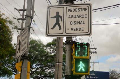 pense carros sinaleira pedestres semáforos porto alegre trânsito 06/11/2012