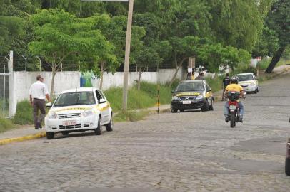  

Por conta da greve do Detran, provas práticas e teóricas para a Carteira Nacional de Habilitação (CNH) estão suspensas no Estado. Na foto, carro de autoescola de Santa Maria