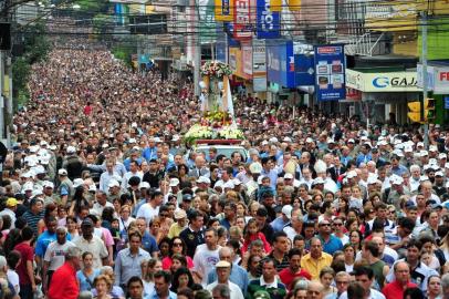  69ª edição da Romaria da Medianeira reuniu cerca de 300 mil fiéis que acompanharam a procissão da Catedral Metropolitana de Santa Maria até a Basília da Nossa Senhora Medianeira.