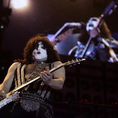 Paul Stanley, of Kiss, performs at the "Quilmes Rock 2009" rock festival in Buenos Aires, Sunday, April 5, 2009. (AP Photo/Natacha Pisarenko)