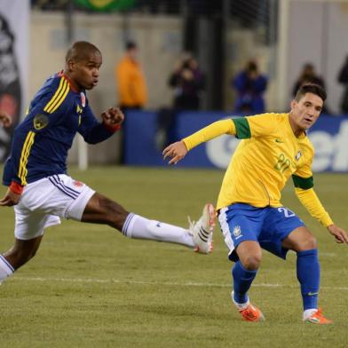 Edwin Valencia (L) of Columbia shoots past Thiago Neves (R) of Brazil during a friendly match November 14, 2012 in Met Life Stadium in East Rutherford, New Jersey.   AFP PHOTO / DON EMMERT