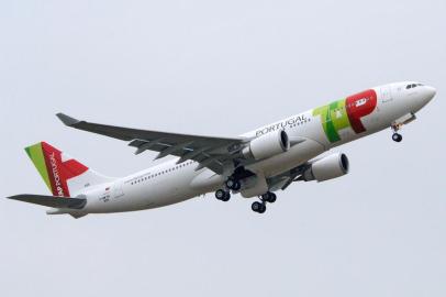 Airbus A330 da TAP. Jato desse modelo será utilizado no voo Porto Alegre-Lisboa, sem escalas, que começará em 12 de junho de 2011, com decolagens do aeroporto Salgado Filho às segundas, quartas, sábados e domingos. 