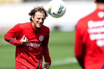 Atacante uruguaio Diego Forlán em treino do Inter, em São Paulo.

SP So Paulo 28-09-12 ct de treinamentos Joaquim Grava do Corintians Diego Forlan foto Alexandre Lops