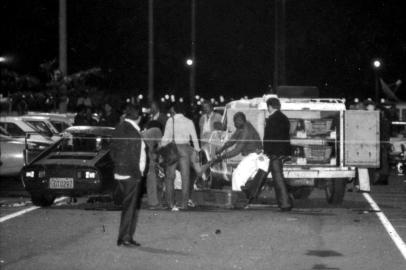  

Corpo do sargento Raimundo que morreu com a bomba no colo sendo retirado do Puma no estacionamento do Riocentro na noite de 30 de abril para 1º de maio de 1981.