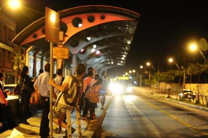  

Parada de ônibus à noite com a greve da carris-av bento gonçalves