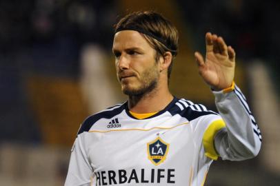 (FILES) In a file picture taken on October 20, 2011 British David Beckham of the US Los Angeles Galaxy gestures before the game against Honduras' Motagua in a Concacaf Championship League football match, at the Tiburcio Carias Andino Stadium in Tegucigalpa. David Beckham will not join Paris Saint-Germain, the big-spending Qatar-backed French club's sporting director Leonardo said on January 3, 2012. AFP PHOTO / ORLANDO SIERRA